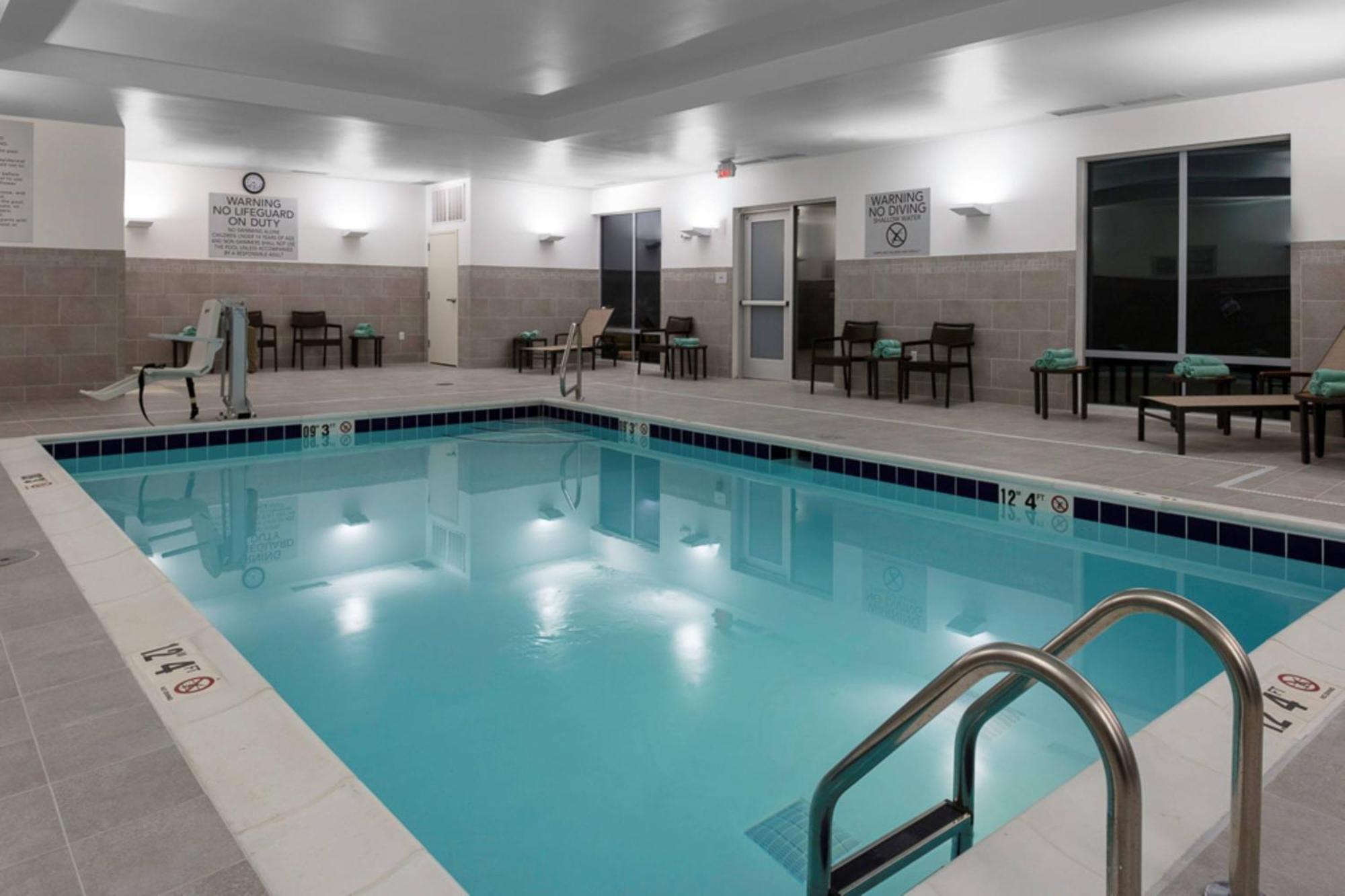 Готель Courtyard By Marriott Indianapolis West-Speedway Екстер'єр фото