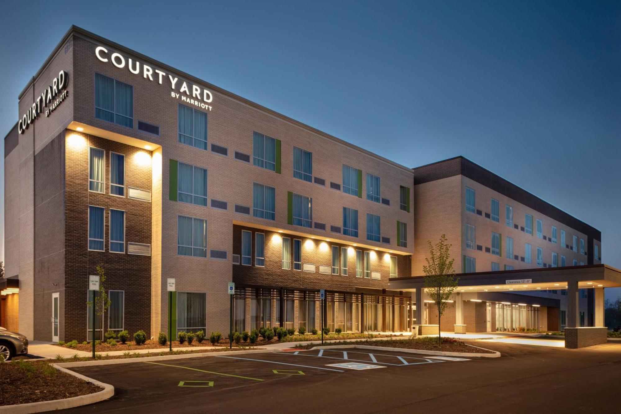 Готель Courtyard By Marriott Indianapolis West-Speedway Екстер'єр фото